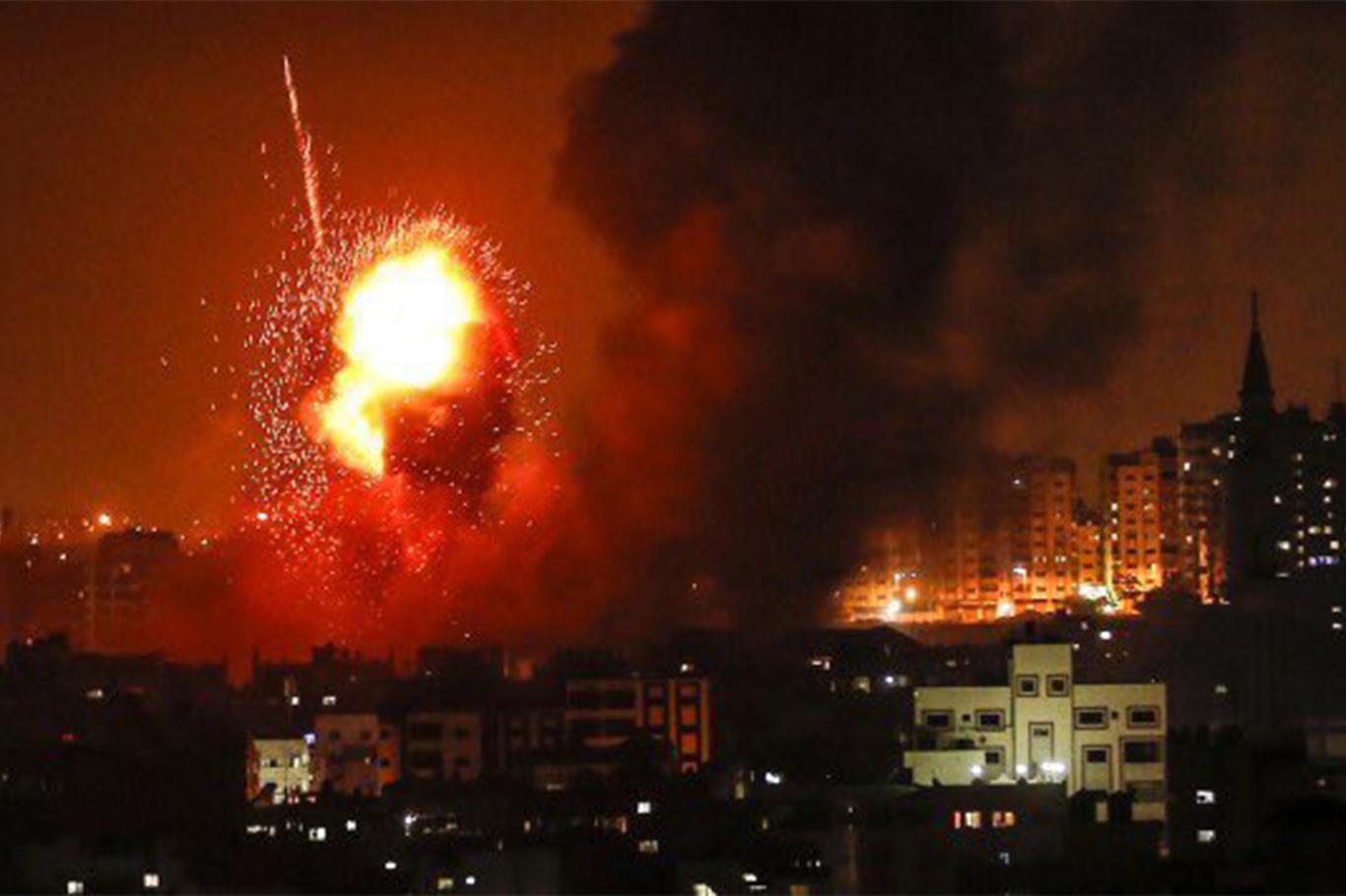 Siyonist işgalciler, Gazze'ye bomba yağdırdı
